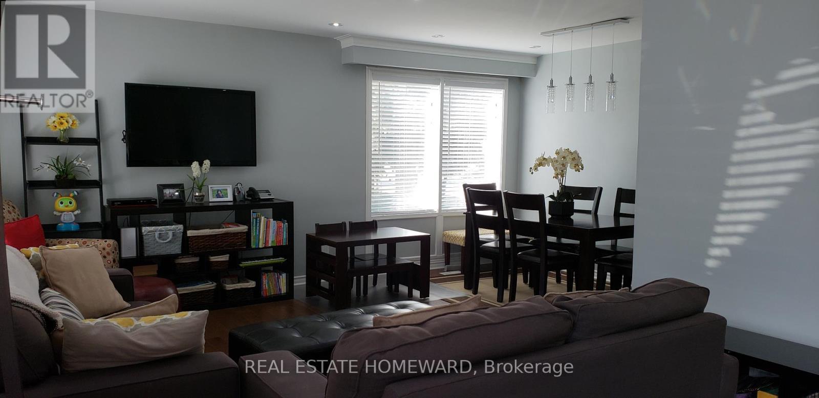 4 Moorecroft Crescent, Toronto, ON - Indoor Photo Showing Living Room