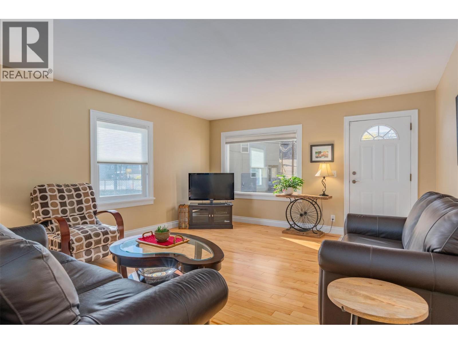 1631 Fifth Avenue, Trail, BC - Indoor Photo Showing Living Room