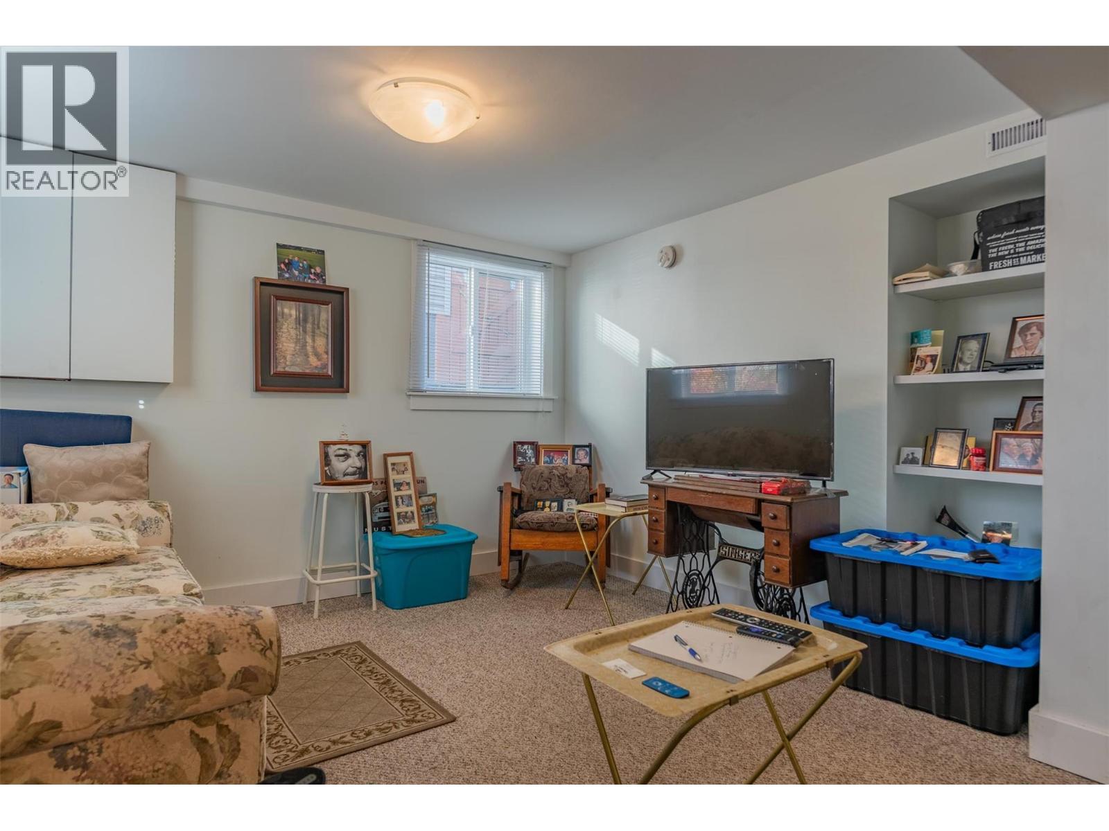 1631 Fifth Avenue, Trail, BC - Indoor Photo Showing Bedroom