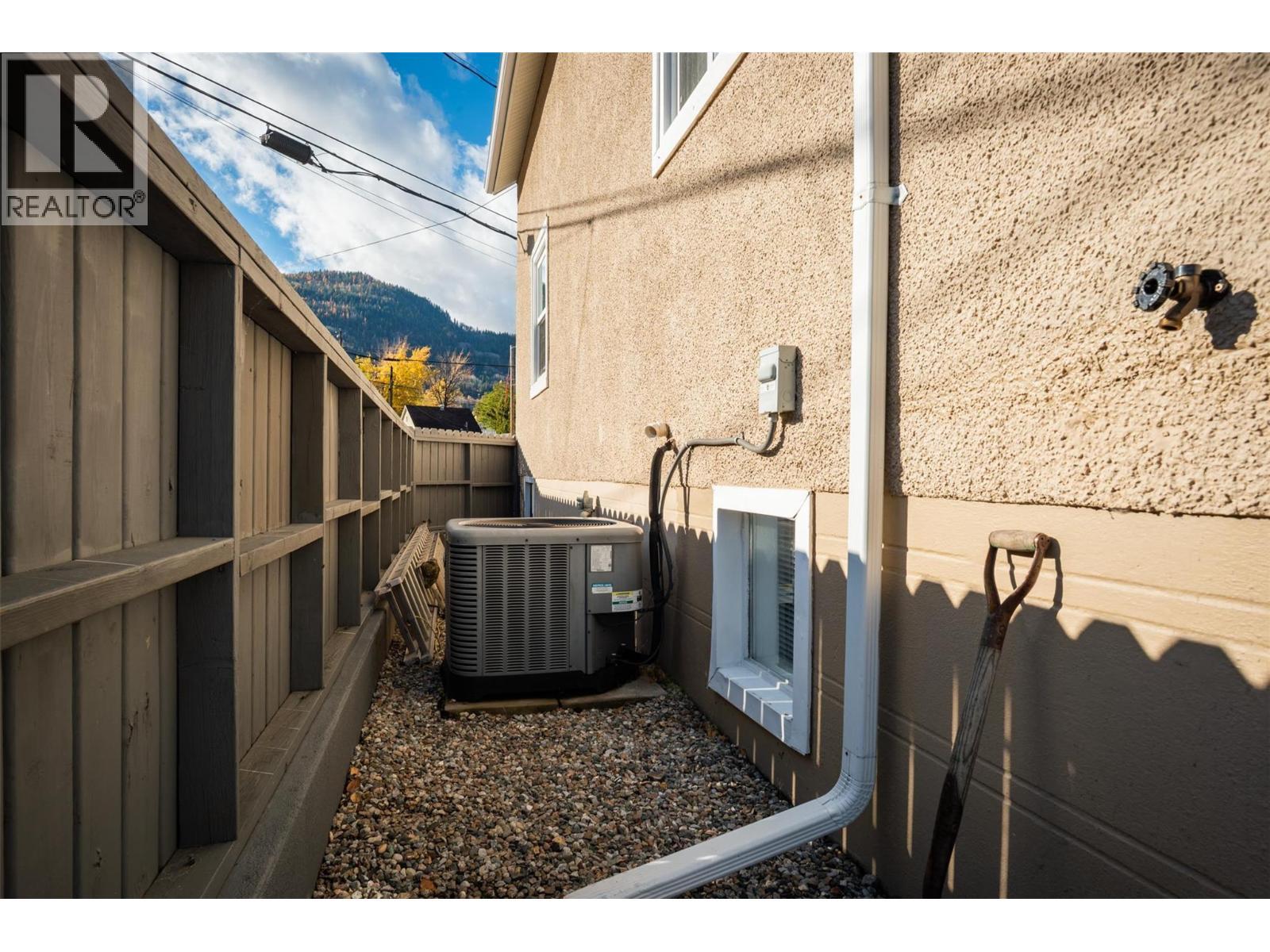 1631 Fifth Avenue, Trail, BC - Outdoor With Exterior