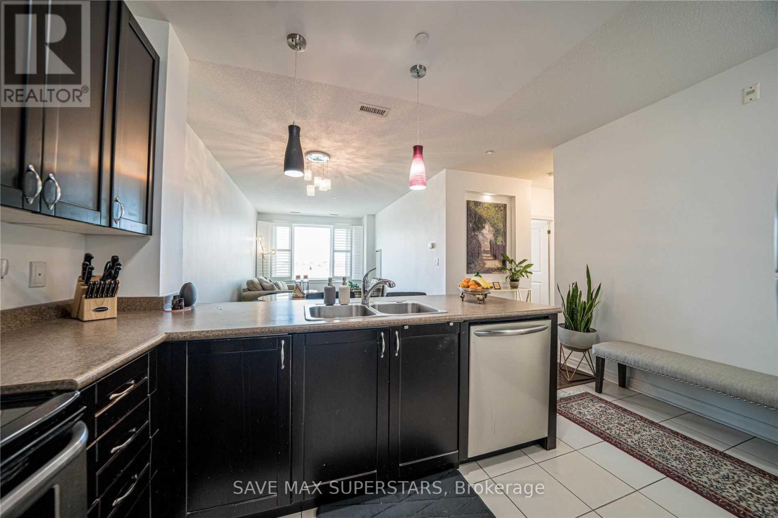 416 - 7400 Markham Road, Markham, ON - Indoor Photo Showing Kitchen With Double Sink