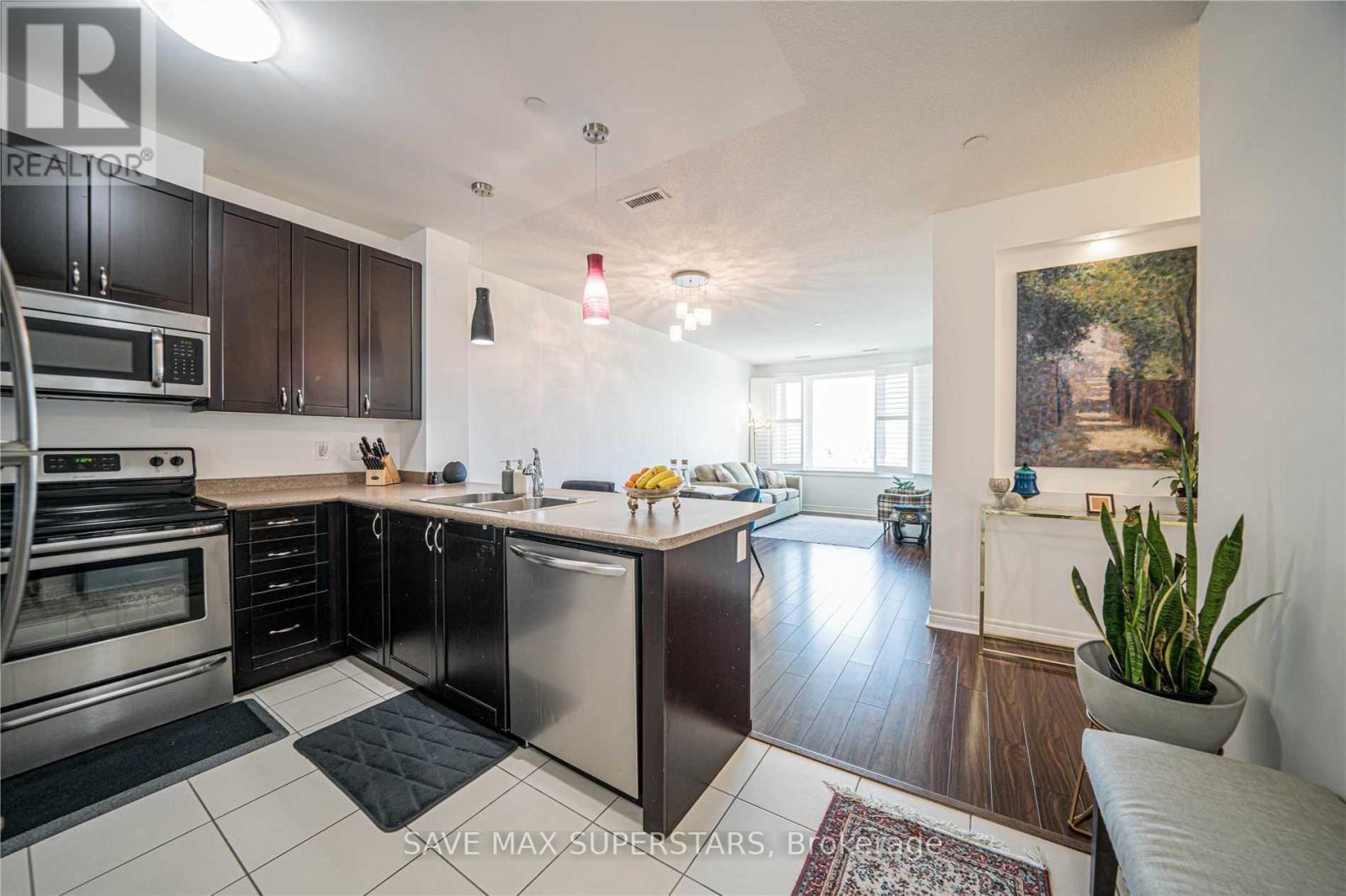 416 - 7400 Markham Road, Markham, ON - Indoor Photo Showing Kitchen With Double Sink With Upgraded Kitchen