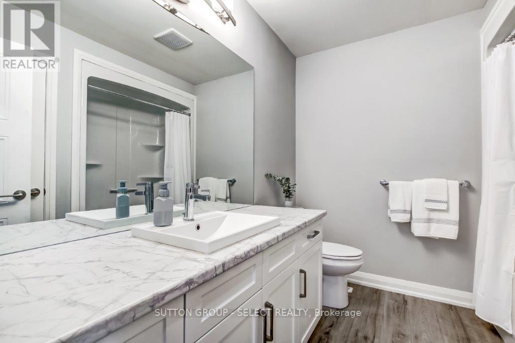 upper shared bathroom - 3 - 1 Miller Drive, Lucan Biddulph (Lucan), ON