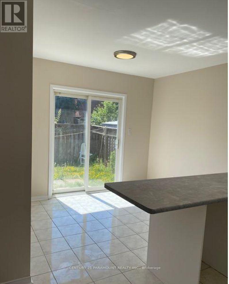 Upper - 23 Sunnybrook Crescent, Brampton, ON - Indoor Photo Showing Other Room