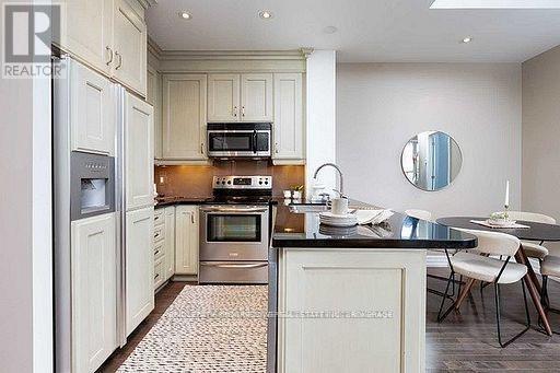 332 - 21 Burkebrook Place, Toronto, ON - Indoor Photo Showing Kitchen
