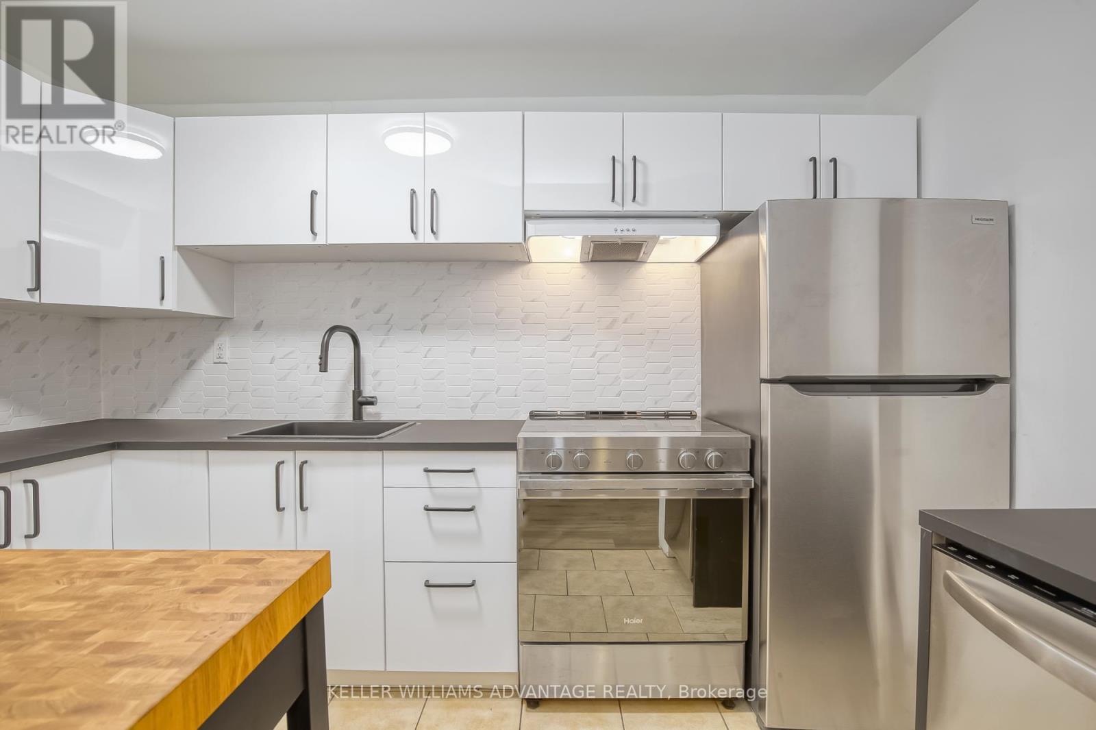 254A Carlton Street, Toronto, ON - Indoor Photo Showing Kitchen With Upgraded Kitchen