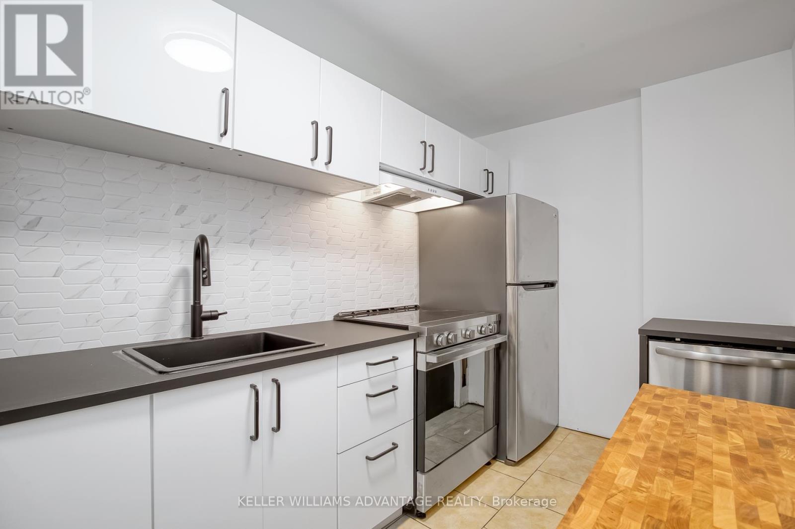 254A Carlton Street, Toronto, ON - Indoor Photo Showing Kitchen With Upgraded Kitchen