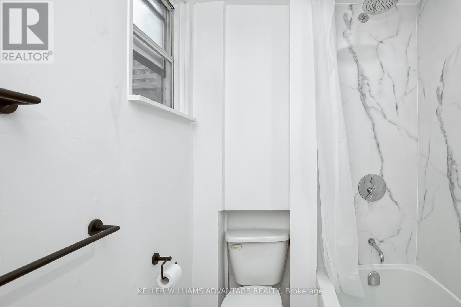 254A Carlton Street, Toronto, ON - Indoor Photo Showing Bathroom