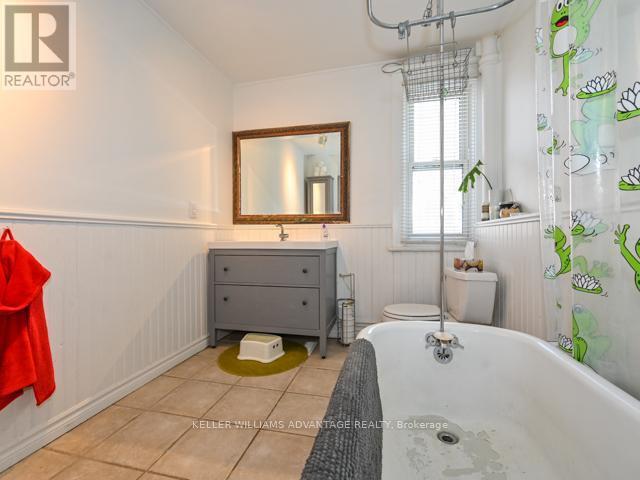 254A Carlton Street, Toronto, ON - Indoor Photo Showing Bathroom