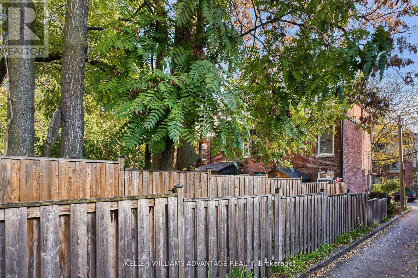 254A Carlton Street, Toronto, ON - Outdoor