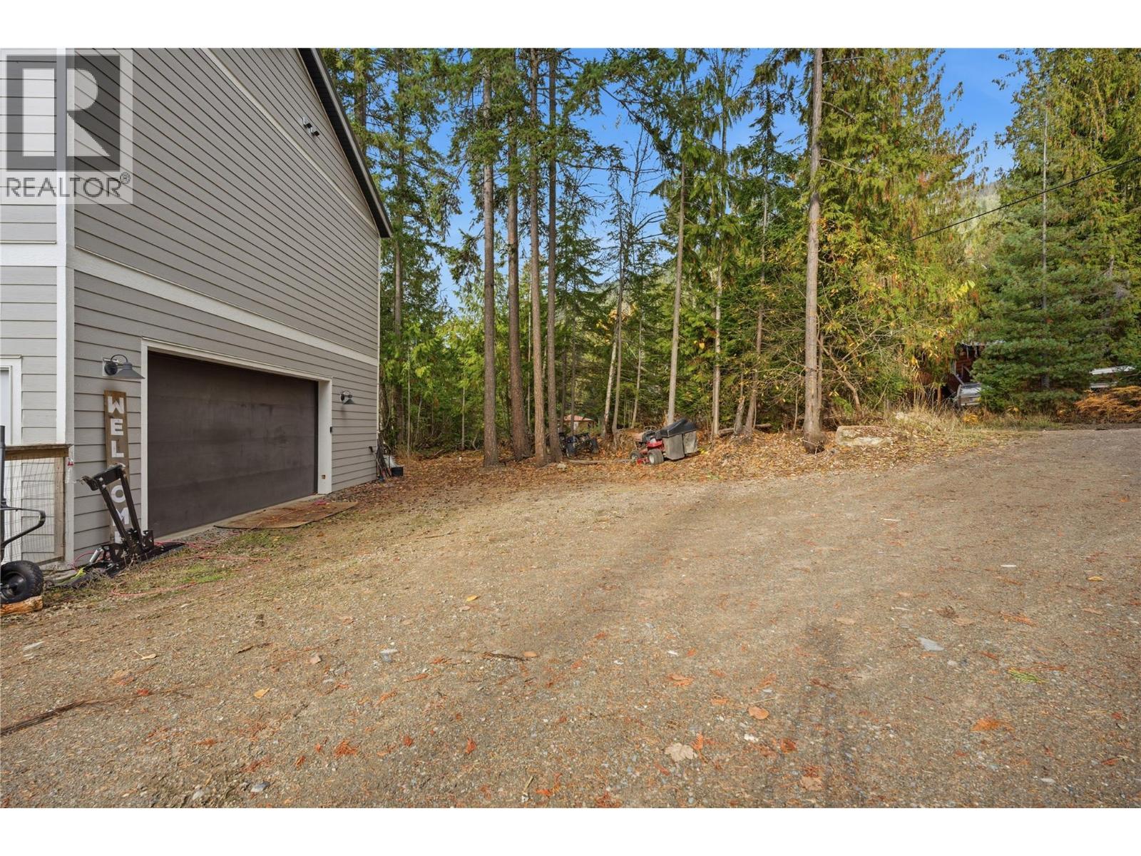 7636 Mountain Drive, Anglemont, BC - Outdoor