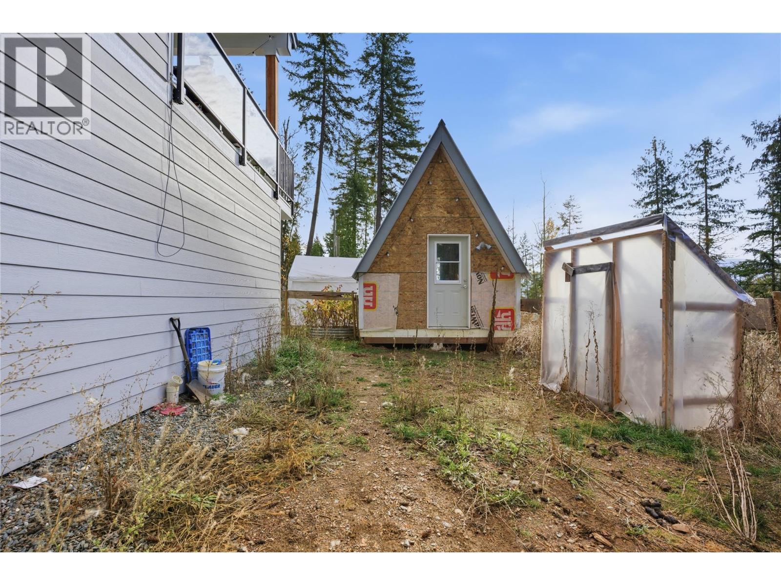 7636 Mountain Drive, Anglemont, BC - Outdoor