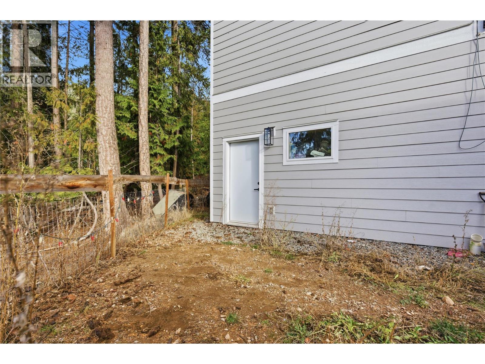 7636 Mountain Drive, Anglemont, BC - Outdoor