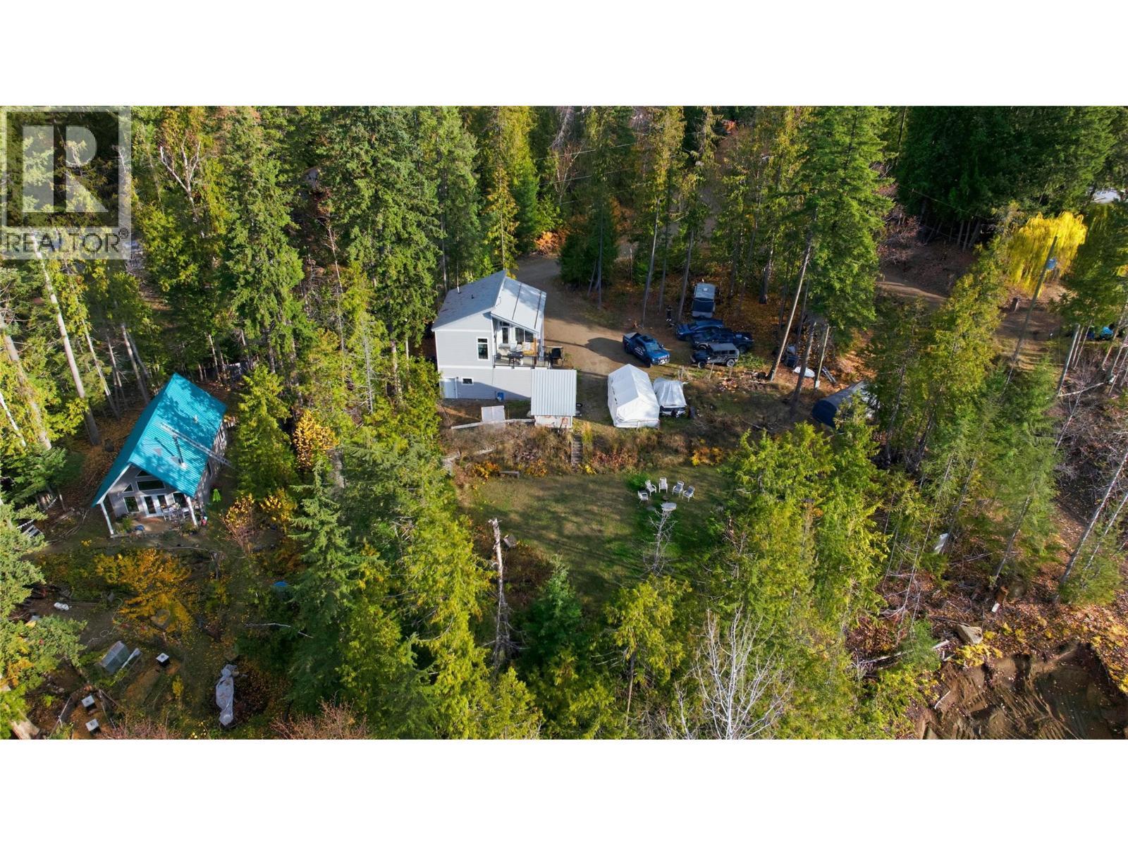 7636 Mountain Drive, Anglemont, BC - Outdoor