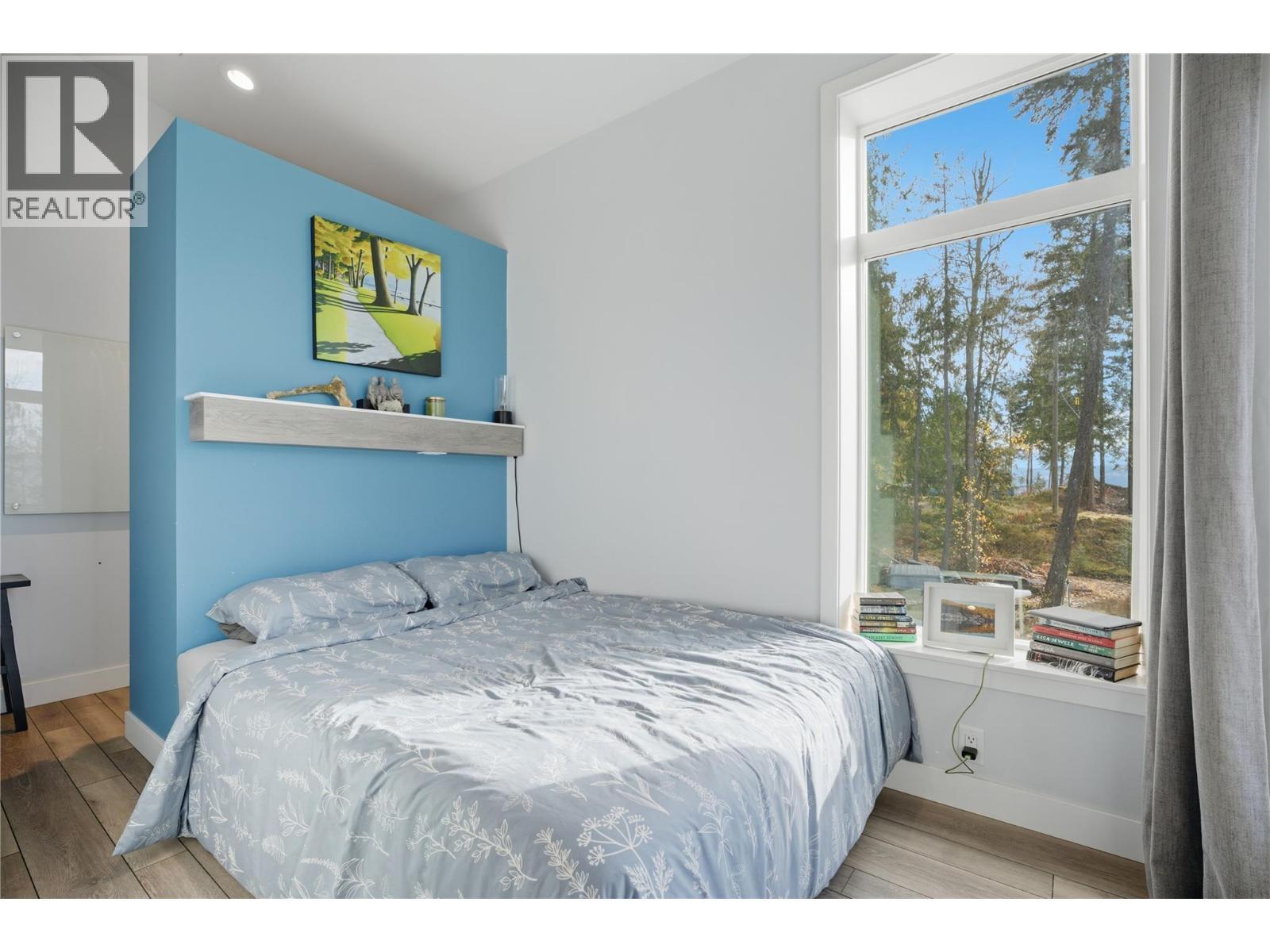 7636 Mountain Drive, Anglemont, BC - Indoor Photo Showing Bedroom