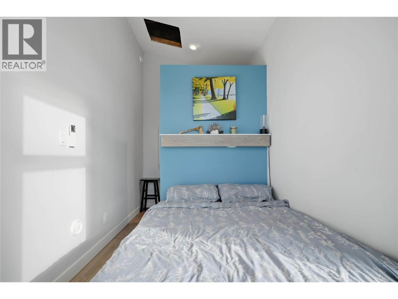 7636 Mountain Drive, Anglemont, BC - Indoor Photo Showing Bedroom