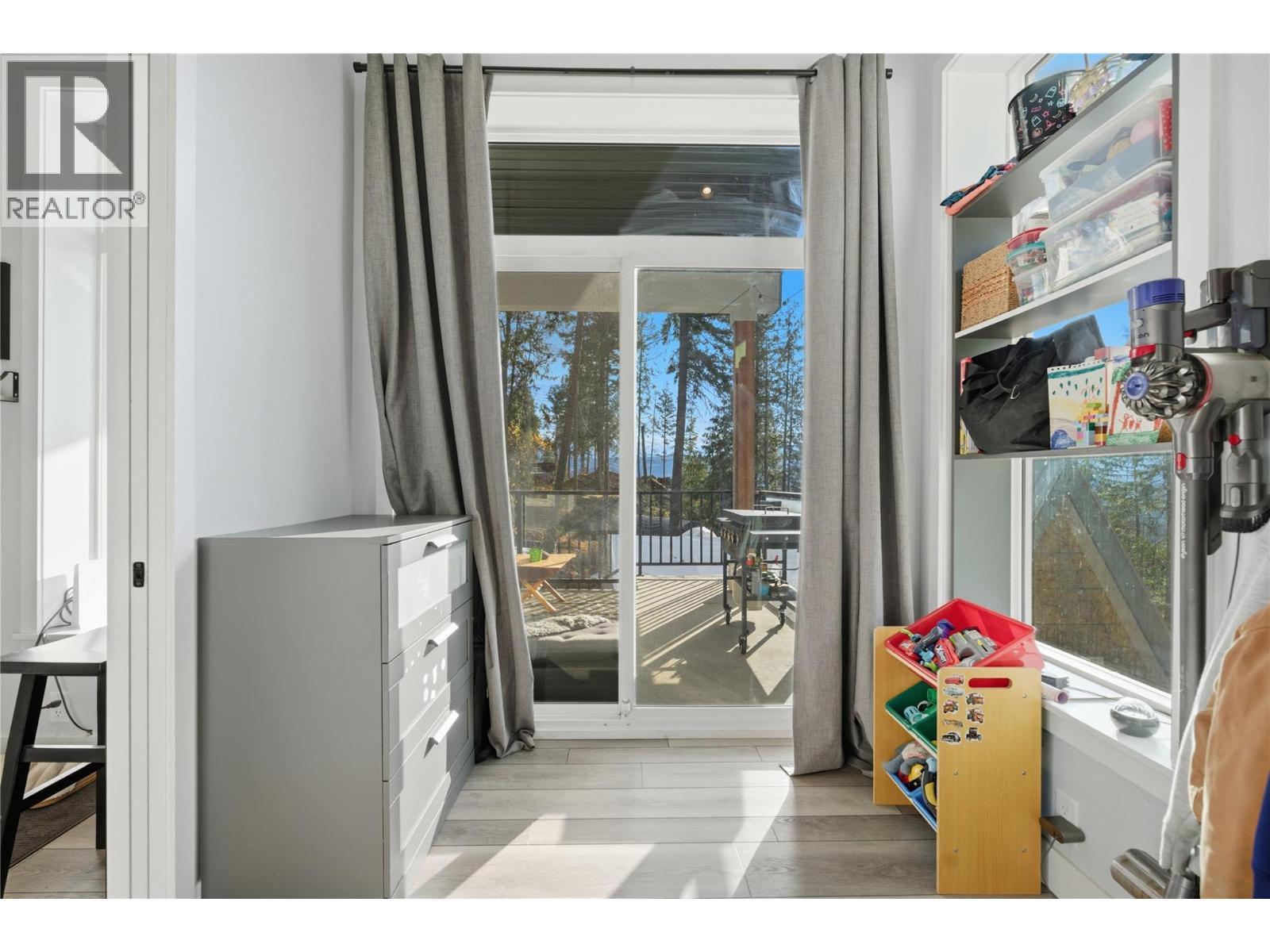 7636 Mountain Drive, Anglemont, BC - Indoor