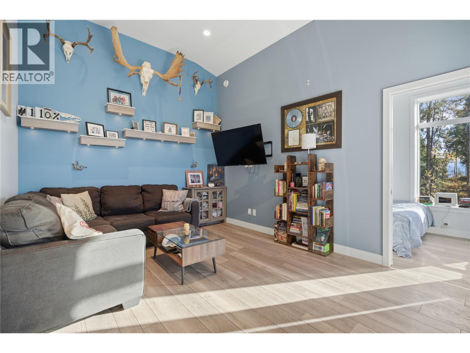 7636 Mountain Drive, Anglemont, BC - Indoor Photo Showing Living Room