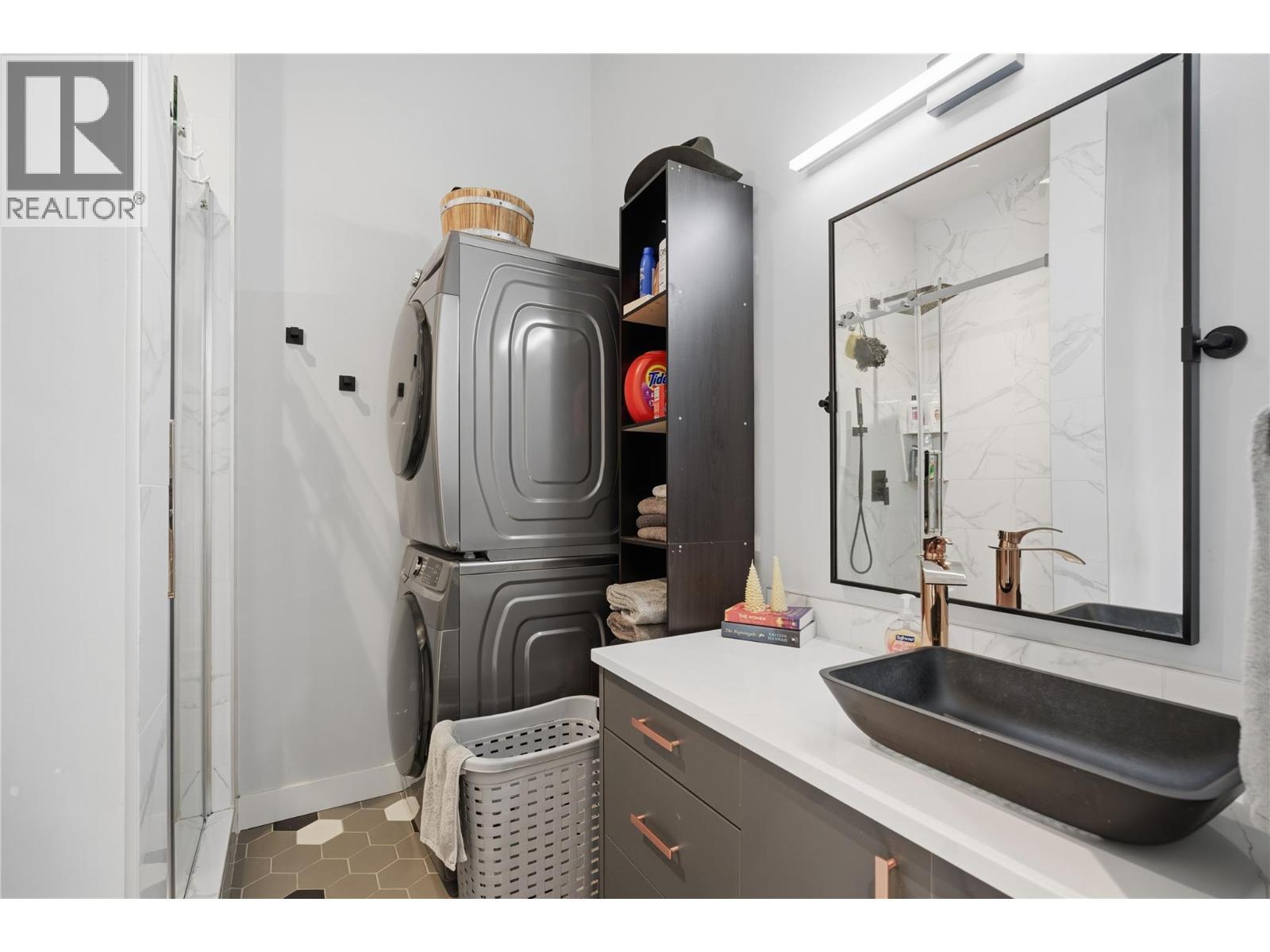 7636 Mountain Drive, Anglemont, BC - Indoor Photo Showing Laundry Room