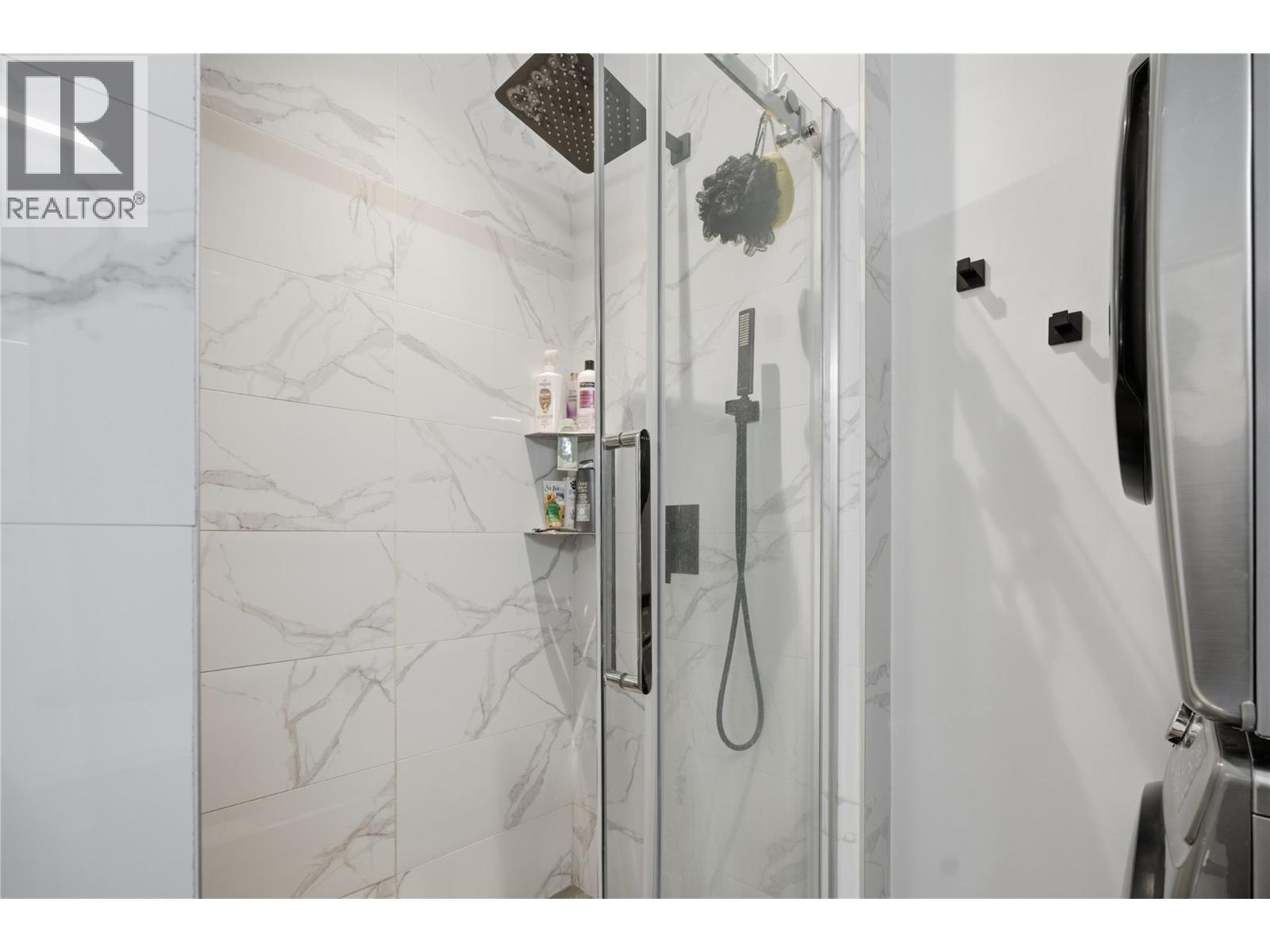 7636 Mountain Drive, Anglemont, BC - Indoor Photo Showing Bathroom