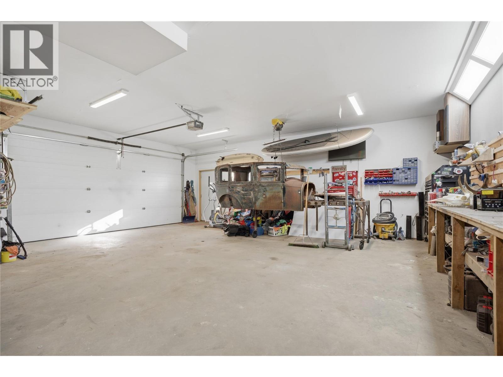 7636 Mountain Drive, Anglemont, BC - Indoor Photo Showing Garage