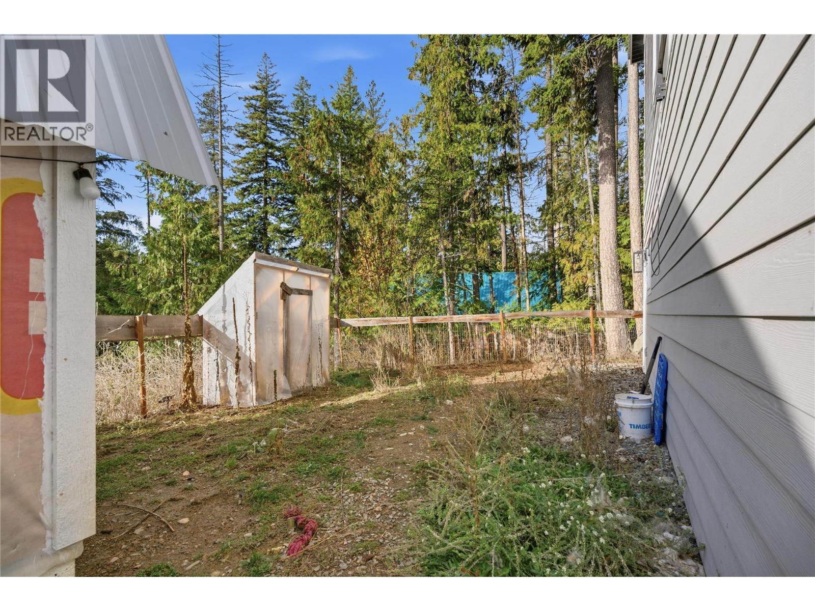7636 Mountain Drive, Anglemont, BC - Outdoor
