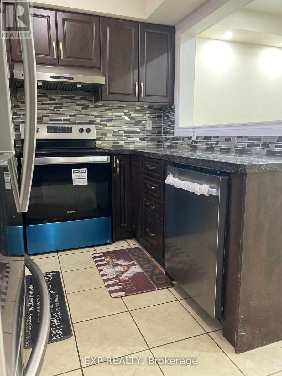 28 Wicklow Road, Brampton, ON - Indoor Photo Showing Kitchen