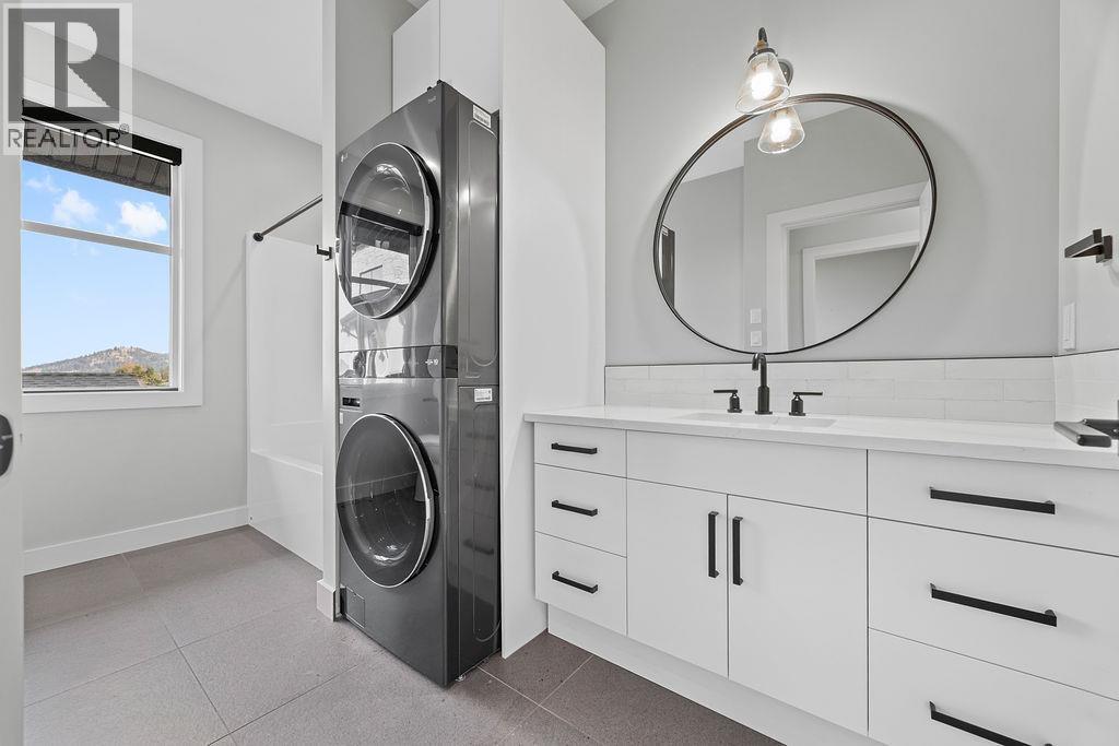 7236 L & A Road, Vernon, BC - Indoor Photo Showing Laundry Room
