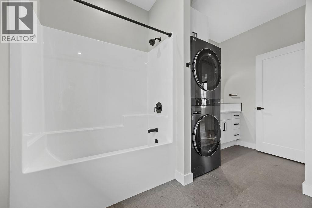 7236 L & A Road, Vernon, BC - Indoor Photo Showing Laundry Room