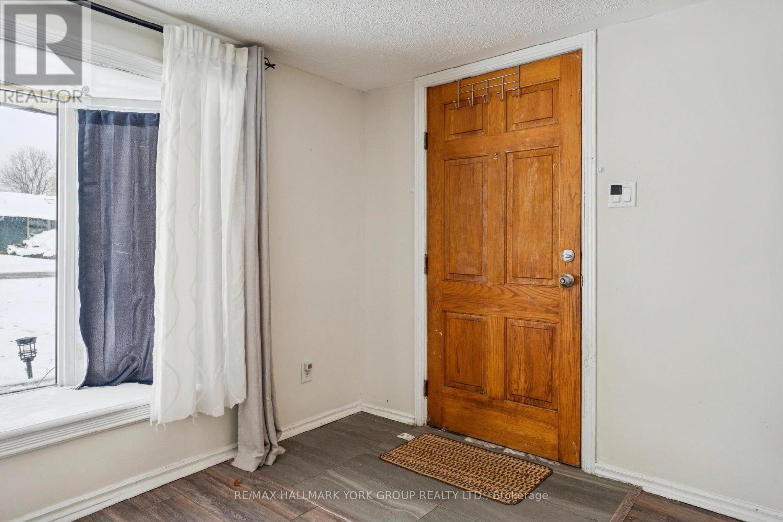 (East) - 351 Winnifred Drive, Georgina, ON - Indoor Photo Showing Other Room