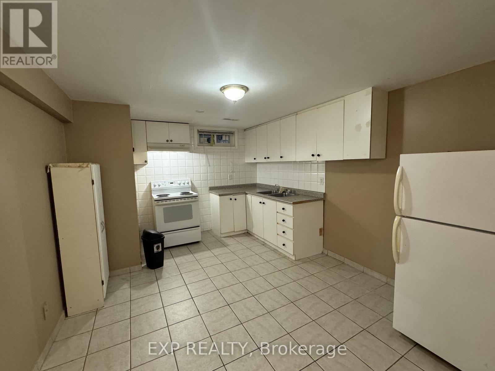 3690 Ellengale Drive, Mississauga, ON - Indoor Photo Showing Kitchen
