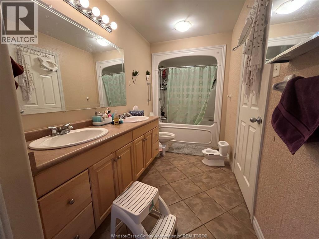 1161 Jefferson Boulevard, Windsor, ON - Indoor Photo Showing Bathroom