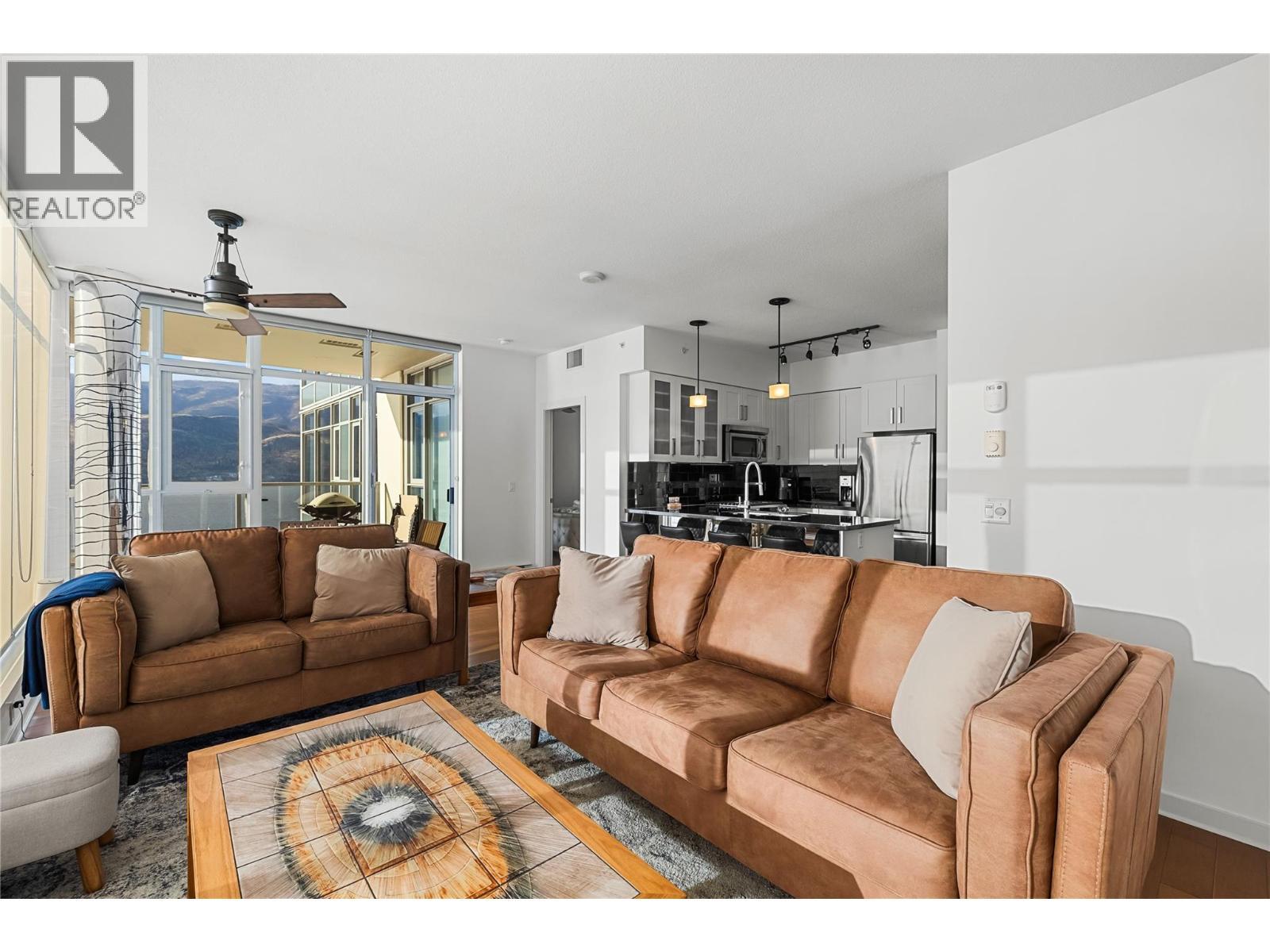 1075 Sunset Drive Unit# 2107, Kelowna, BC - Indoor Photo Showing Living Room