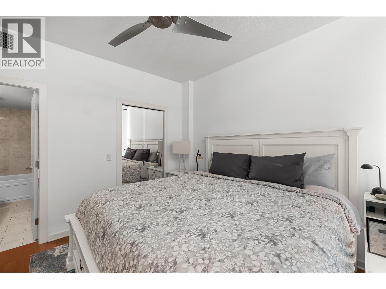 1075 Sunset Drive Unit# 2107, Kelowna, BC - Indoor Photo Showing Bedroom