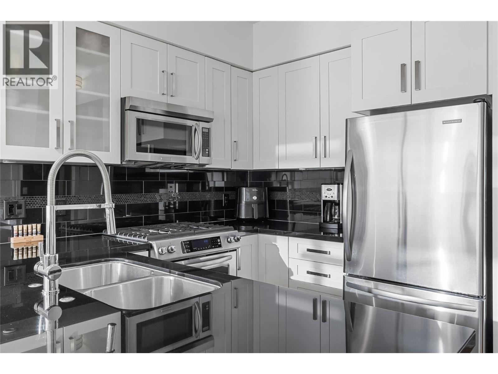 1075 Sunset Drive Unit# 2107, Kelowna, BC - Indoor Photo Showing Kitchen With Double Sink With Upgraded Kitchen