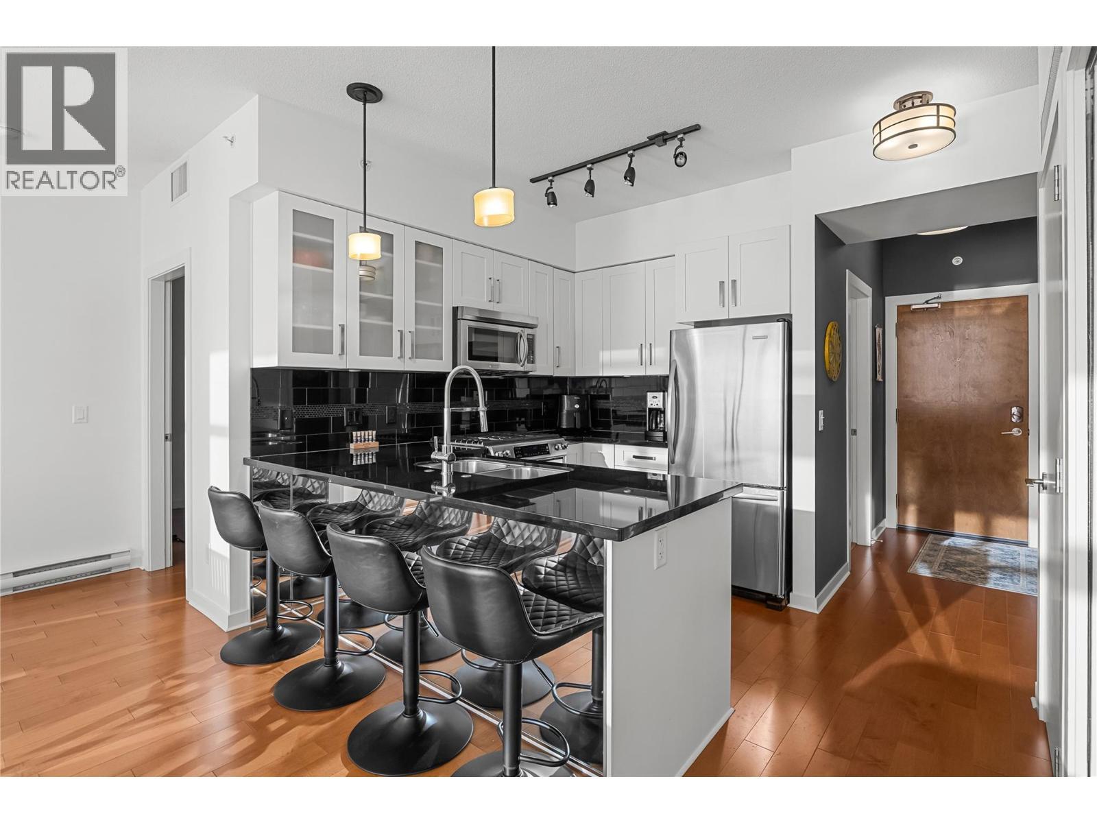 1075 Sunset Drive Unit# 2107, Kelowna, BC - Indoor Photo Showing Kitchen With Double Sink With Upgraded Kitchen