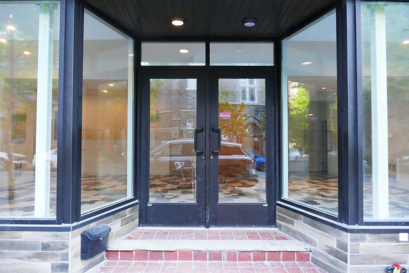 Exterior entrance - 426 Rue Beaubien E., Montréal (Rosemont/La Petite-Patrie), QC