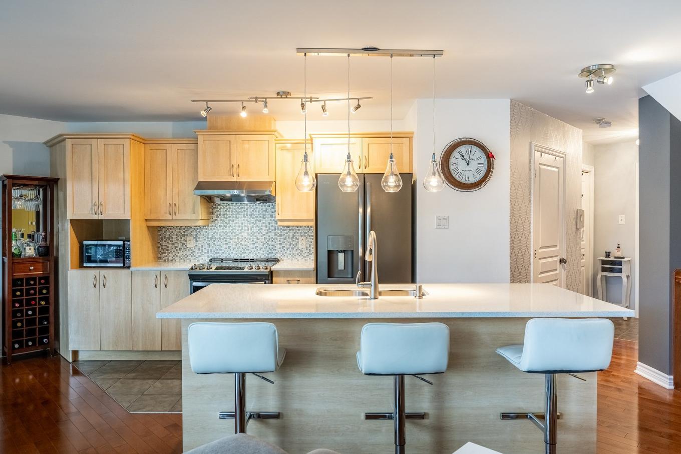 Cuisine - 2-4655 Ch. Des Prairies, Brossard, QC - Indoor Photo Showing Kitchen With Upgraded Kitchen