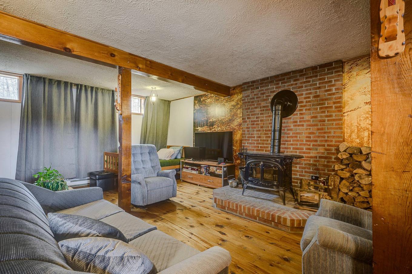 Family room - 449 Ch. Birchwood, Saint-Sauveur, QC - Indoor Photo Showing Living Room With Fireplace