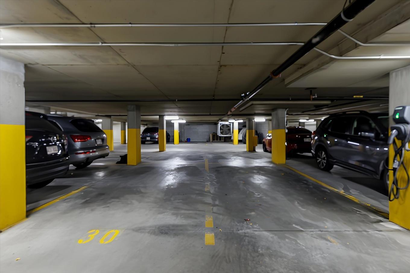 Garage - 102-387 Av. Skaniatarati, Montréal (Lachine), QC - Indoor Photo Showing Garage