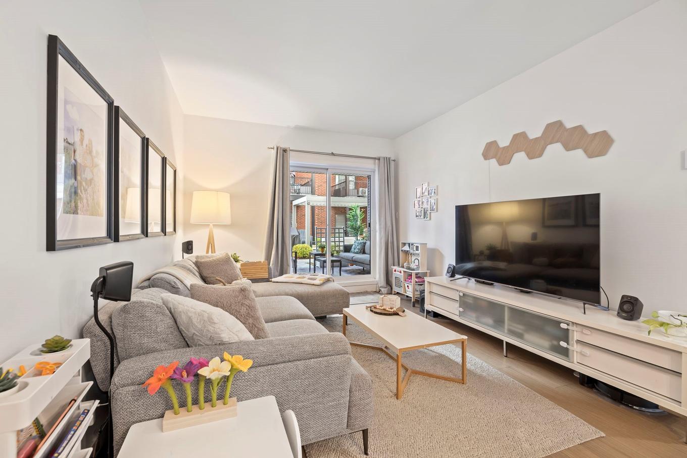 Salon - 102-387 Av. Skaniatarati, Montréal (Lachine), QC - Indoor Photo Showing Living Room