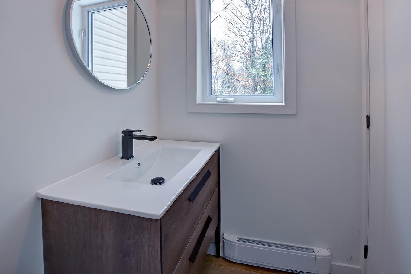 Powder room - 184 Rue Lajeunesse, Saint-Colomban, QC - Indoor Photo Showing Bathroom