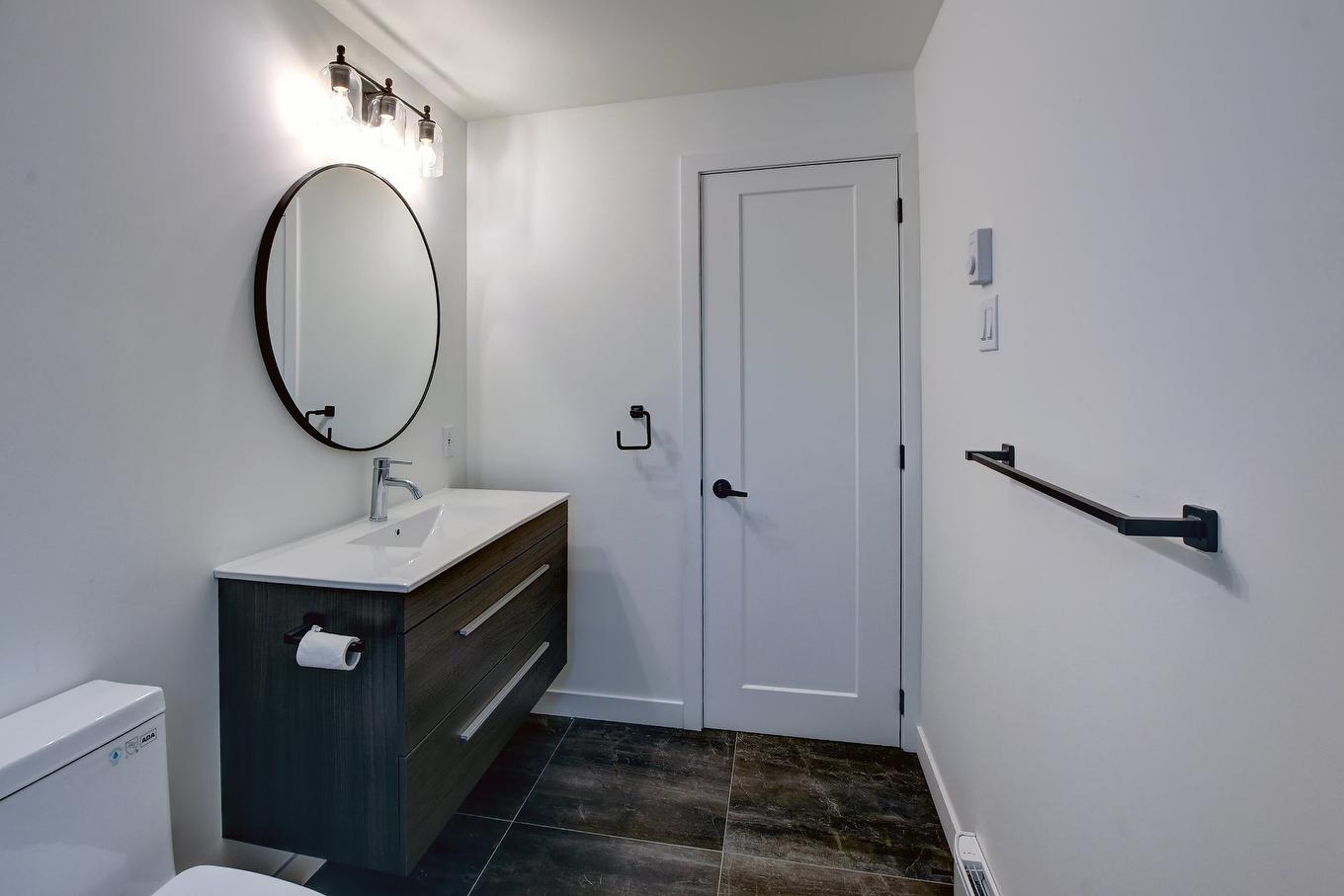 Bathroom - 184 Rue Lajeunesse, Saint-Colomban, QC - Indoor Photo Showing Bathroom