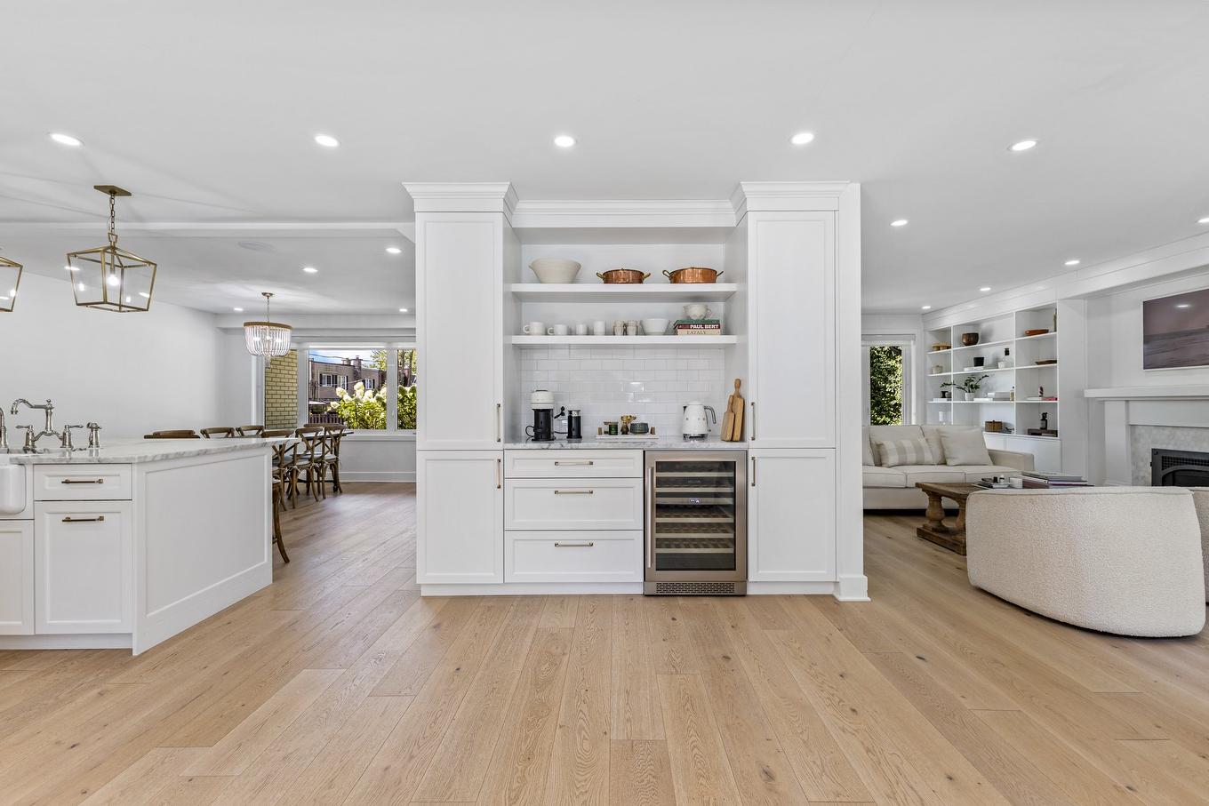 Bar - 155 Shannon Park Street, Beaconsfield, QC - Indoor With Fireplace