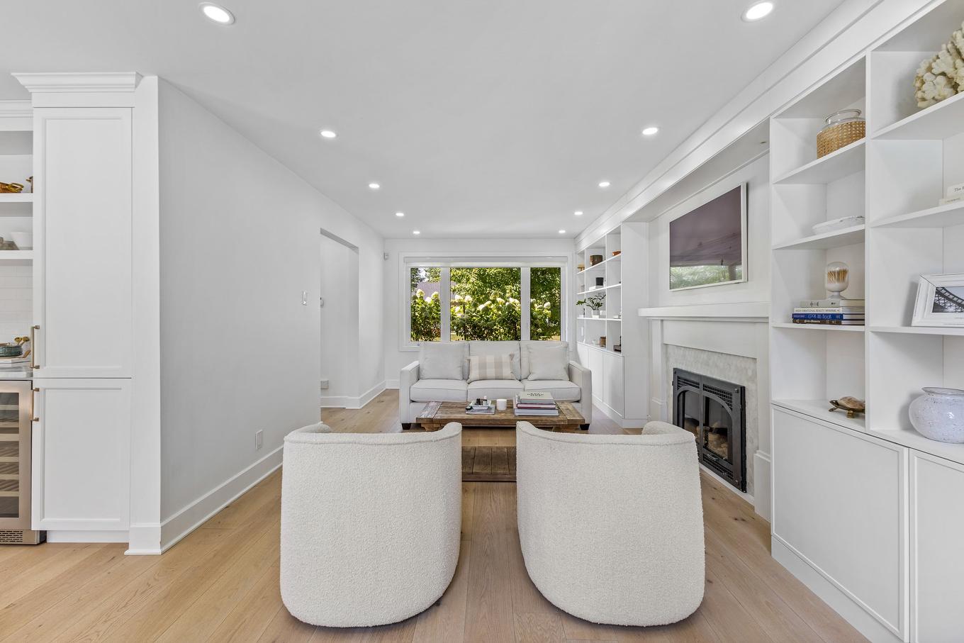 Salon - 155 Shannon Park Street, Beaconsfield, QC - Indoor With Fireplace