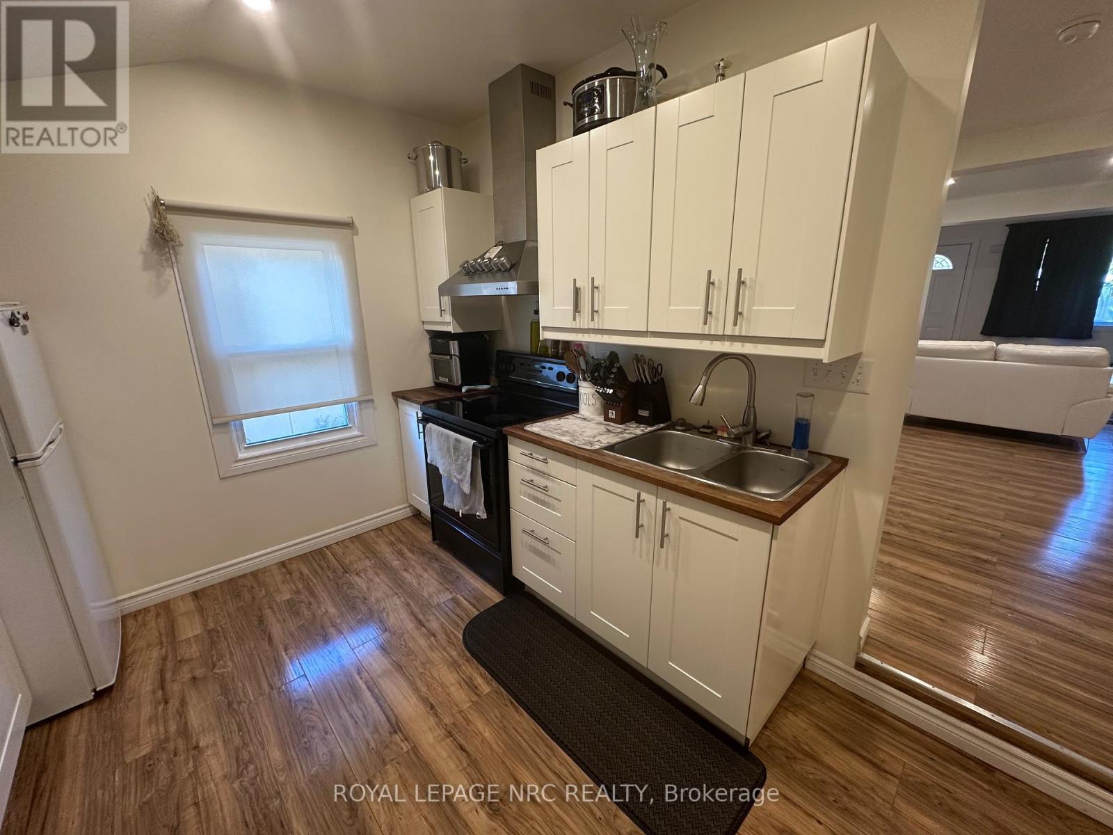 3 Portland Street, Thorold (Thorold Downtown), ON - Indoor Photo Showing Kitchen With Double Sink