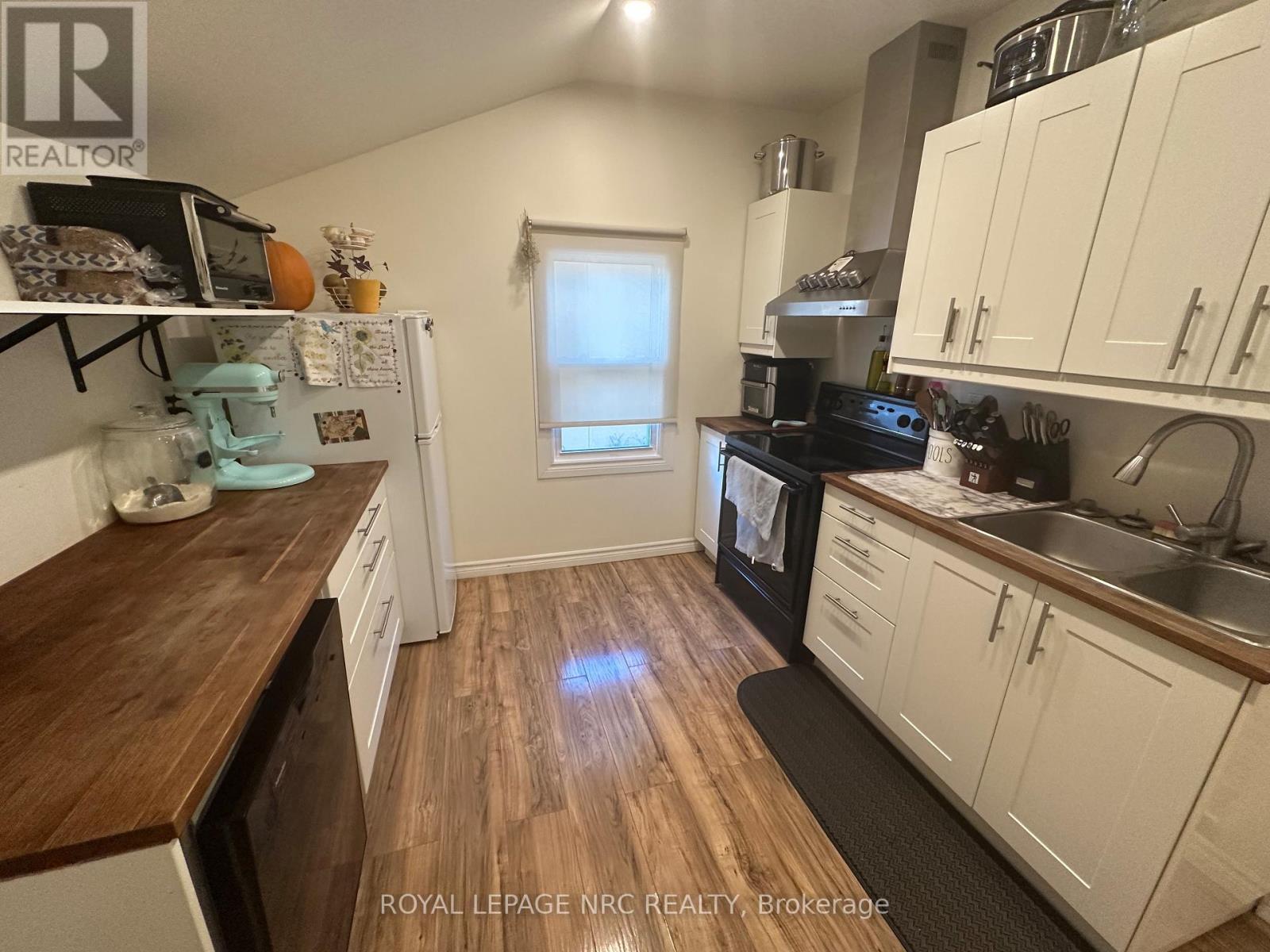 3 Portland Street, Thorold (Thorold Downtown), ON - Indoor Photo Showing Kitchen