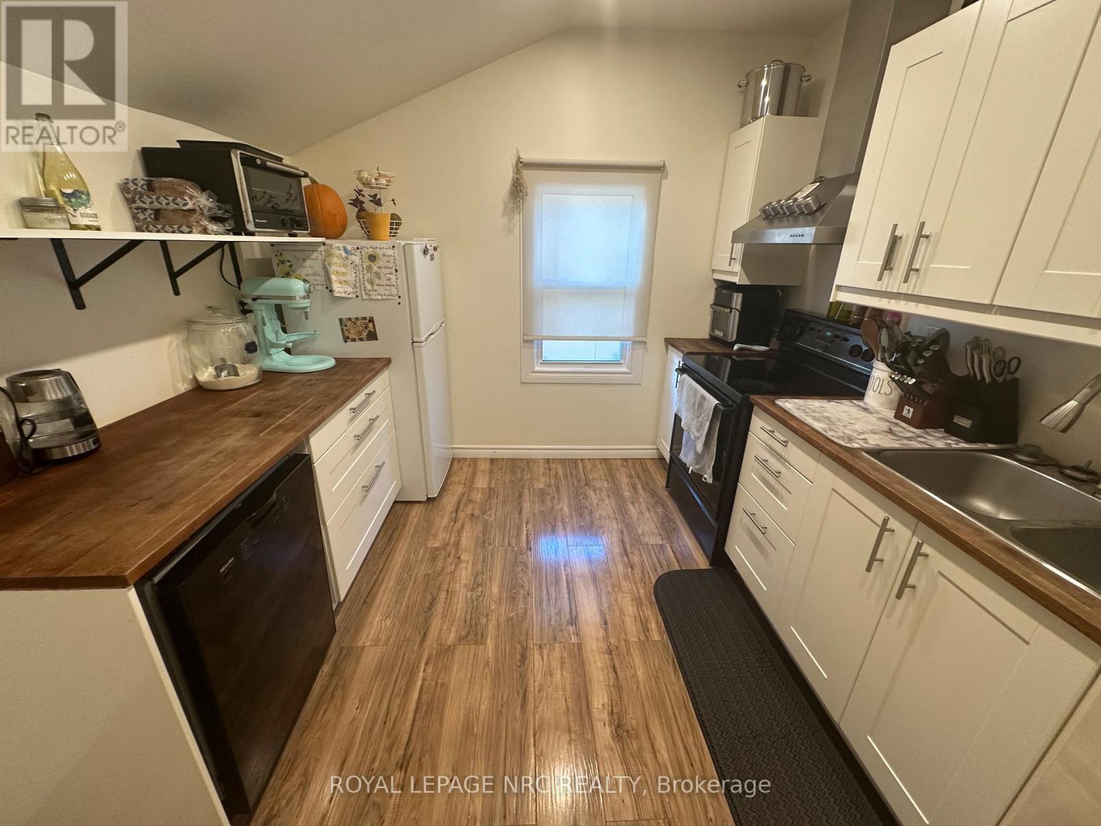 3 Portland Street, Thorold (Thorold Downtown), ON - Indoor Photo Showing Kitchen