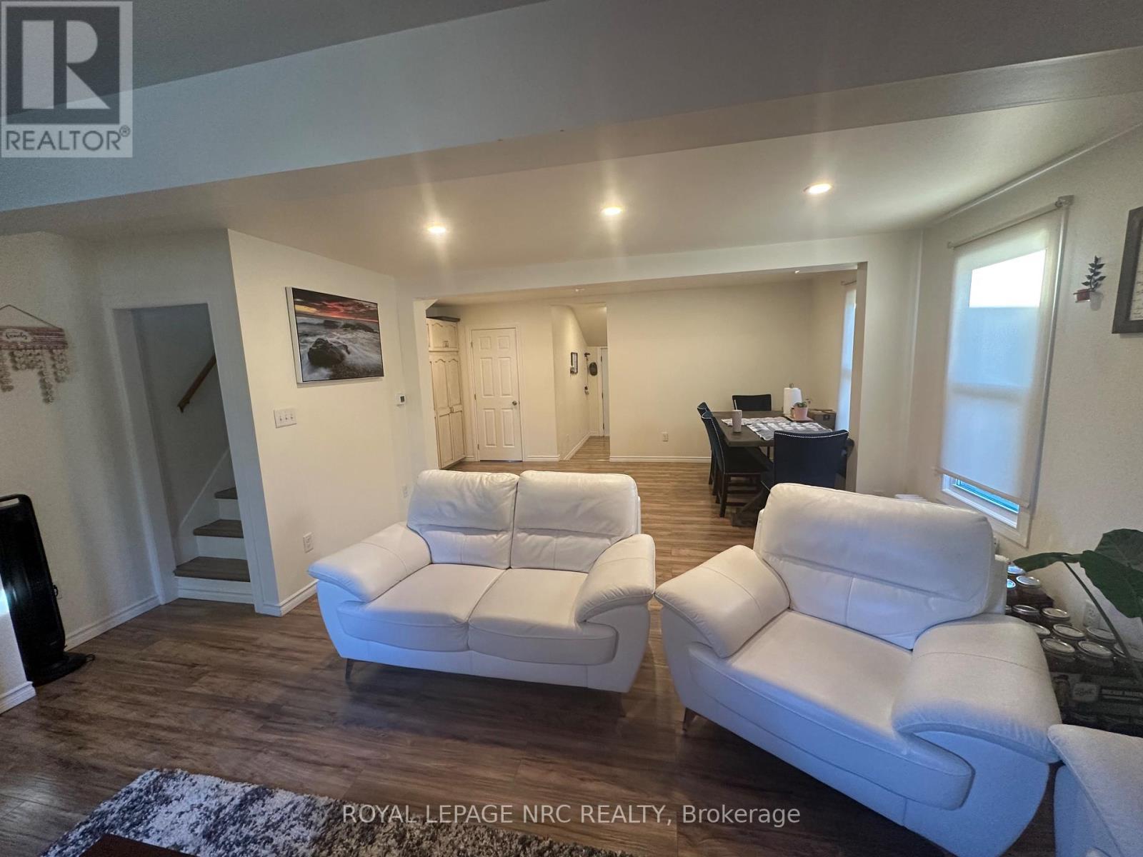 3 Portland Street, Thorold (Thorold Downtown), ON - Indoor Photo Showing Living Room