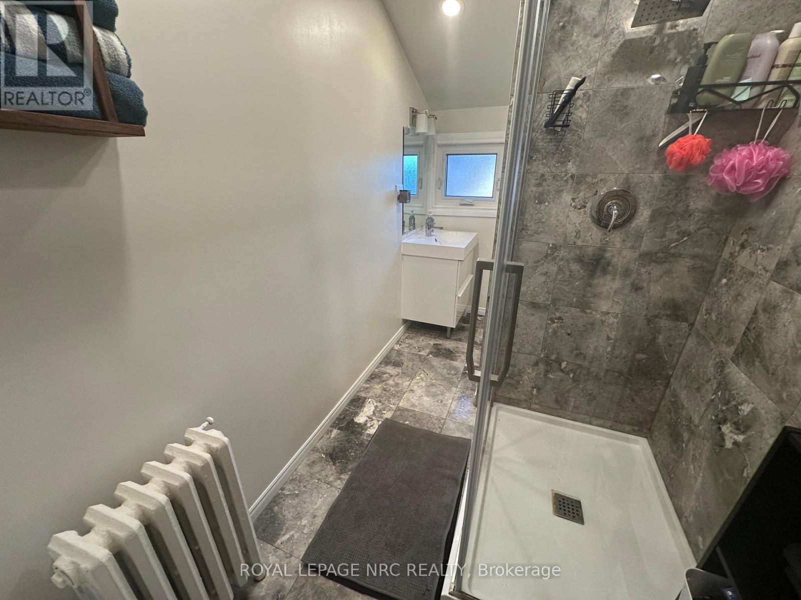 3 Portland Street, Thorold (Thorold Downtown), ON - Indoor Photo Showing Bathroom